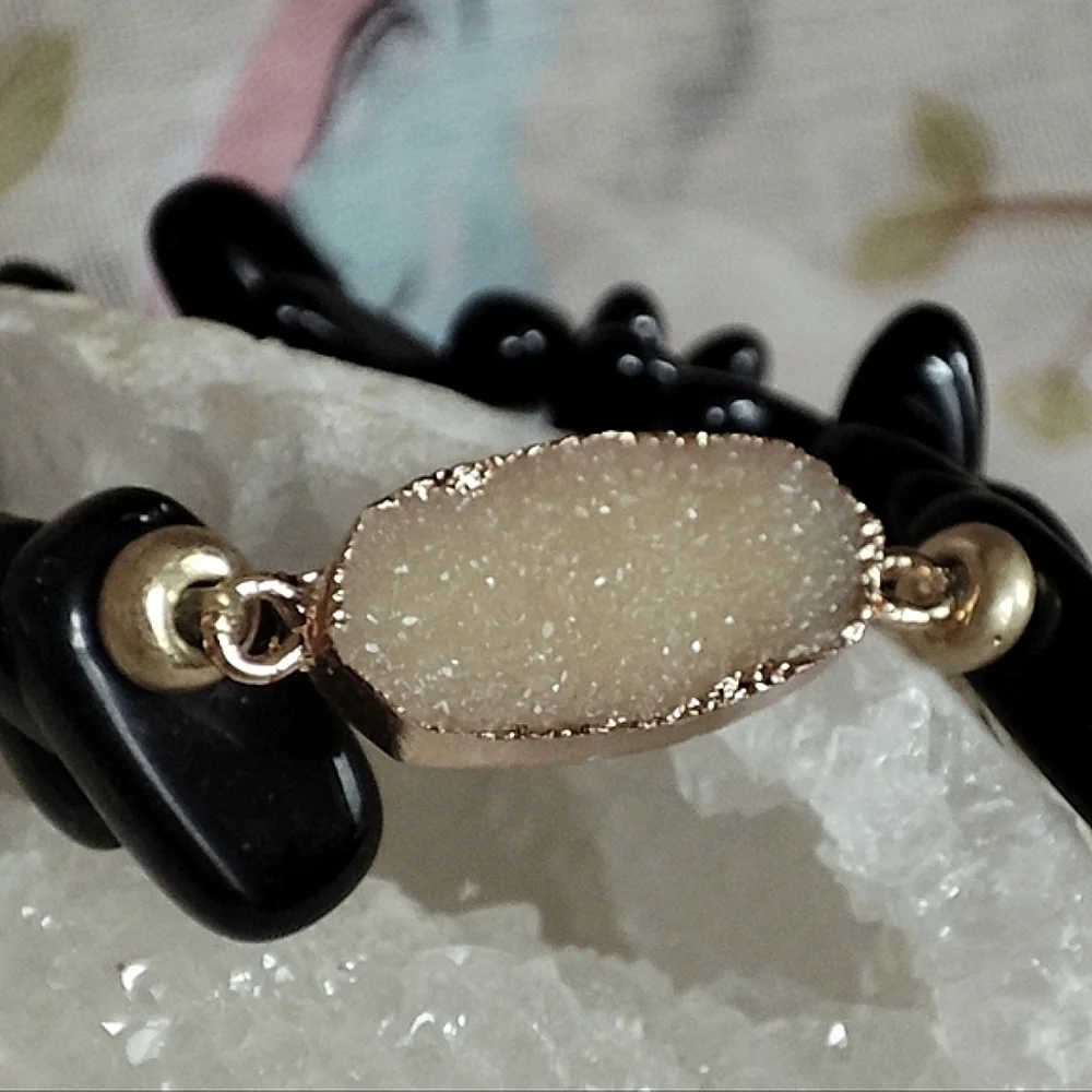 Plunder Black Smooth Tumbled Stone Cream Druzy Gold Tone Stretch Bracelet EUC